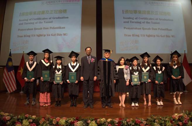 校长赵必孝以高苑科大标语「数位领航 国际翱翔」期勉毕业生于国际展翅飞翔。（图／高苑科大提供）