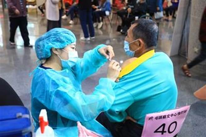 卫生局表示，台中市依据中央政策积极推动「五箭齐发」，透过分流加速民眾接种到疫苗。（台中市卫生局提供／张妍溱台中传真）