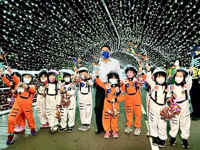 2022屏东灯节万年溪灯区盛况。图／屏东县政府提供