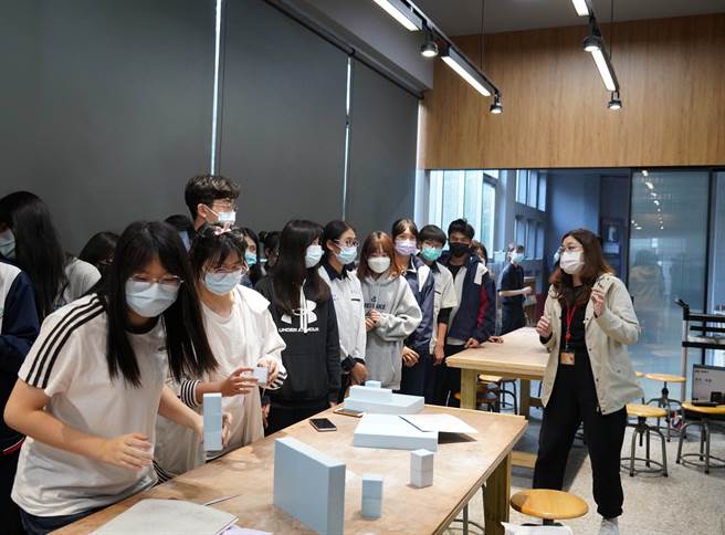 大甲高中师生参访龙华科大，对完善的教学与实作设施，留下深刻印象。（图／龙华科大提供）