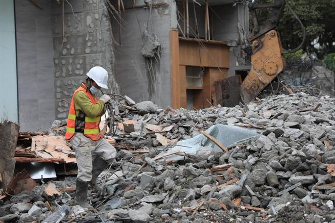 南屯区817地号公共设施保留地违建案，预计傍晚全数自行拆除完毕。（台中市政府提供）