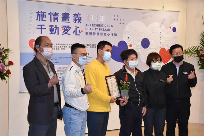 受贈社福團體致贈感謝狀及小禮物給藝術團體。（謝明俊攝）