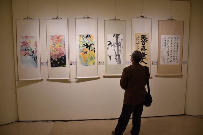 縣府文觀局愛心書畫義賣展，過年不休息，僅除夕1天休假外其餘時間照常展出。（謝明俊攝）