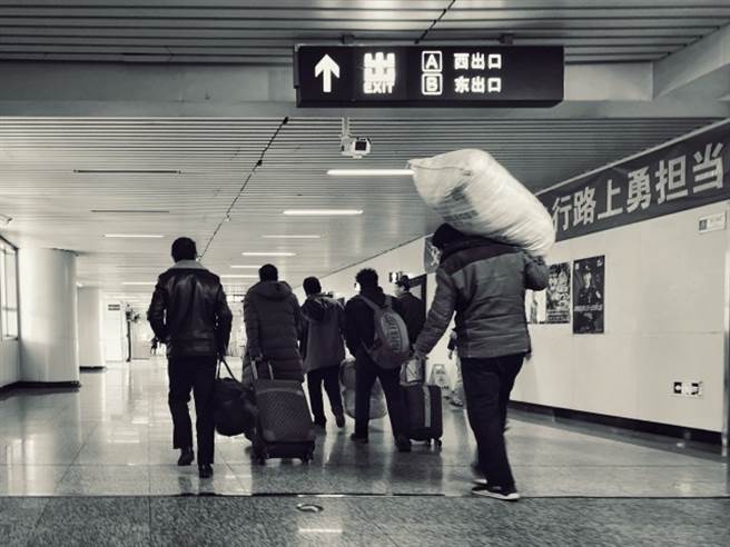 《流调中最辛苦的中国人》的报导在大陆网路广泛流传，一名为寻子感染新冠病毒的山东人，在疫情流调中被意外发现生活轨迹复杂艰辛，引起网民的愤怒与对他的同情。（图／中国新闻周刊）