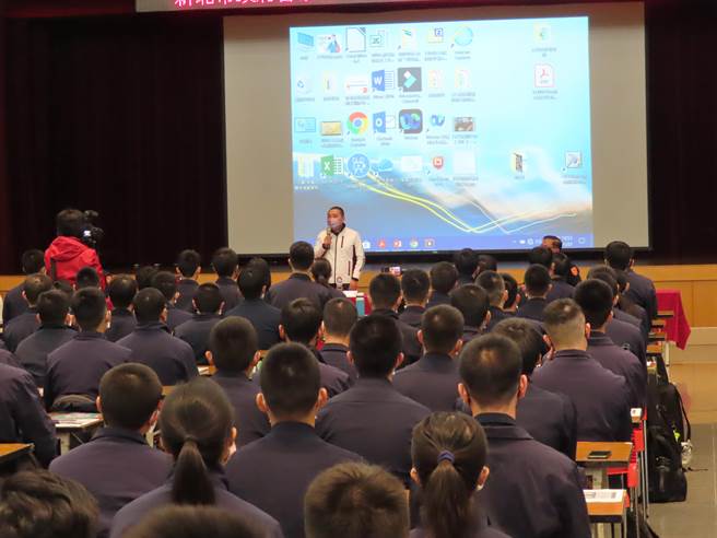 新北266警生力军报到 侯友宜：勉不忘初心。（叶德正摄）