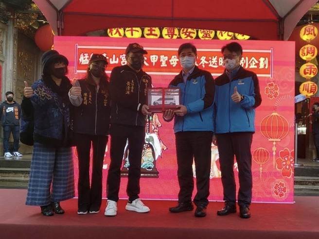 艋舺青山宫21日捐赠一辆高顶救护车给北市消防局，由局长吴俊鸿代表接受捐赠。（翻摄照片／林郁平台北传真）