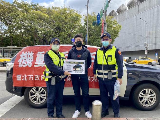 保大出動機動派出所，到台北車站加強宣導。（翻攝照片／林郁平台北傳真）
