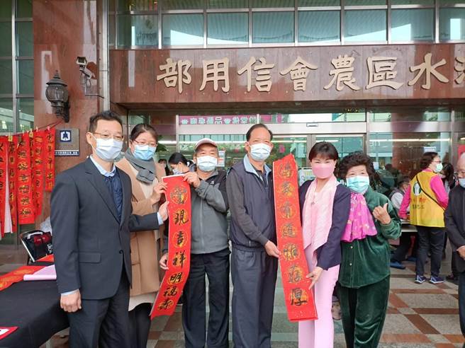 清水區農會21日舉辦農民節慶祝大會以及揮毫贈春聯活動。（陳淑娥攝）
