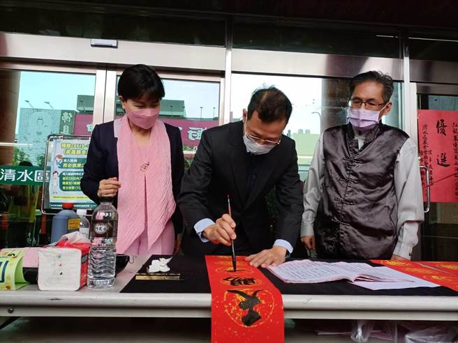 清水警分局長游永中也大顯身手。（陳淑娥攝）