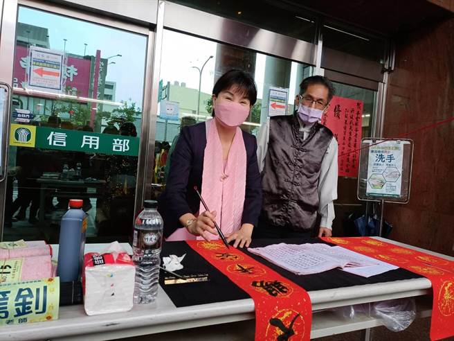 清水區農會總幹事顏秋月也小露一手。（陳淑娥攝）