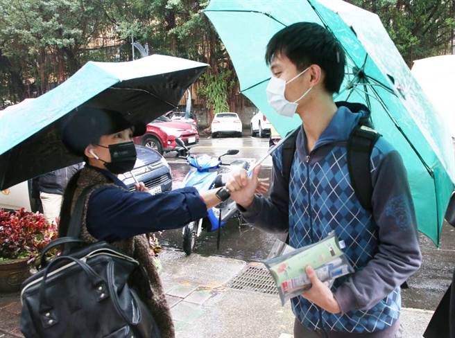 111年大学学测21日登场，考科为数学A、自然，因应新冠肺炎疫情影响，大考中心表示，考生应考须配合量体温、戴口罩，经复检后仍有发烧者，将安排防疫试场应试，因为家长无法陪考，在北市成功高中考场有家长在考生进考场前加油鼓励。（赵双杰摄）