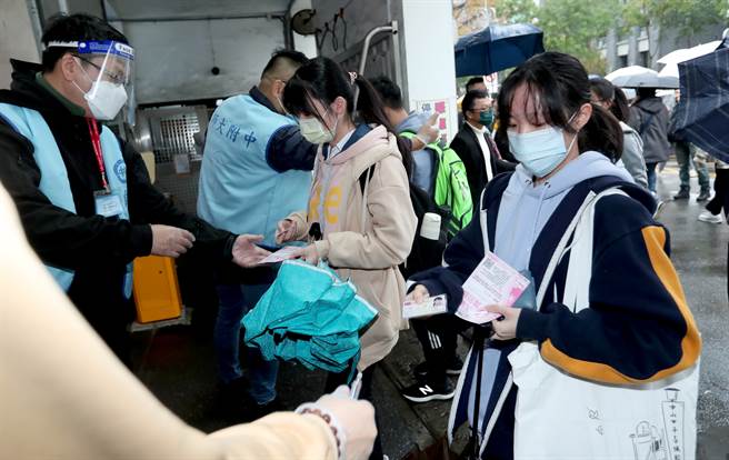 111年大学学测21日登场，因应新冠肺炎疫情影响，在师大附中考场门口考生除了配合量体温、戴口罩，也经过查验身分证件后才能入场考试。（郑任南摄）