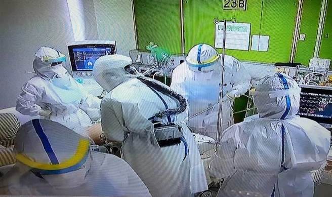 林口长庚医院在疫情站上第一线抗疫，院方推出电子书，希望分享、传承经验。（院方提供）