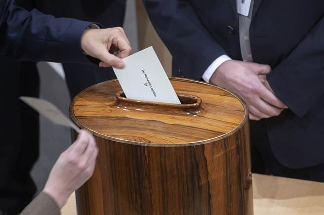 奥地利自2月起强制成年民眾接种COVID-19疫苗，成为欧洲第一个实施成人疫苗强制令的国家。(图／美联社)