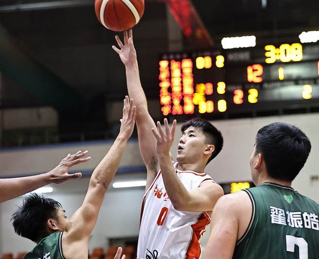 璞园袁加乐(中)。(中华篮协提供)