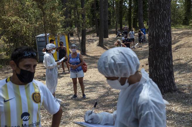 阿根廷和其他许多国家一样，正努力对抗第3波疫情，阿根廷每天通报新增确诊逾10万例。(图／美联社)