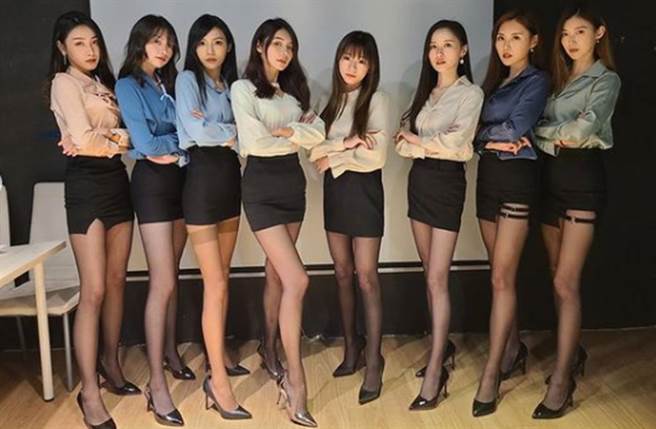 8名正妹齊穿黑絲襪搭短裙，露出逆天長腿。(圖／擷取自許小葆IG)