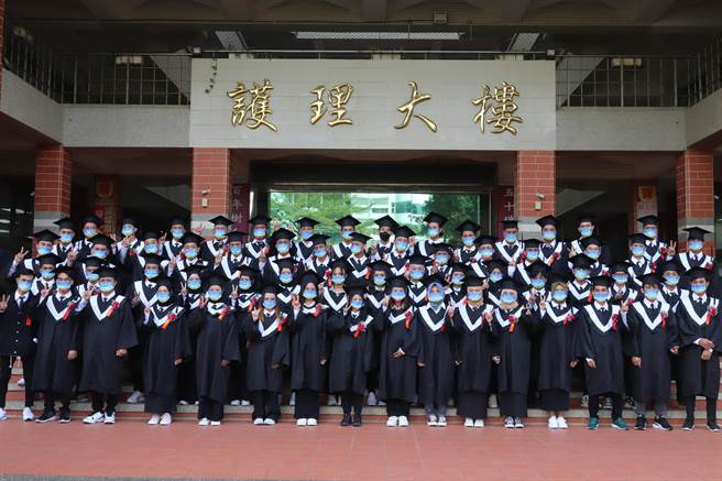 中华医大新南向国际产学合作专班毕业生开心欢庆毕业。（中华医大提供／曹婷婷台南传真）