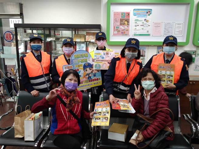 新北市永和警分局於20日出動偵查隊、派出所員警及民防、義警、義交等協勤民力，至頂溪捷運站及周邊商家，親切向民眾宣導。（永和警分局提供）