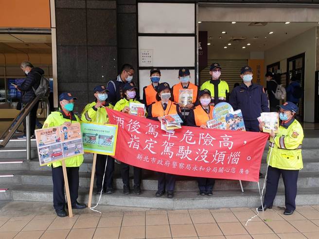 新北市永和警分局於20日出動偵查隊、派出所員警及民防、義警、義交等協勤民力，至頂溪捷運站及周邊商家，親切向民眾宣導。（永和警分局提供）