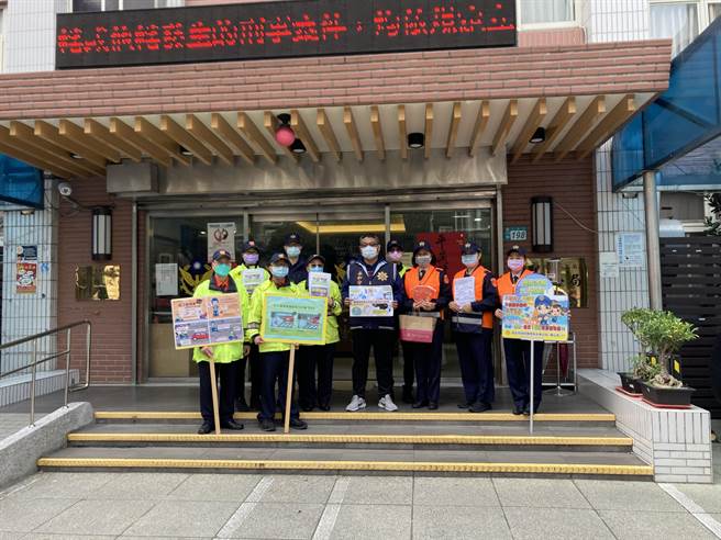 新北市永和警分局於20日出動偵查隊、派出所員警及民防、義警、義交等協勤民力，至頂溪捷運站及周邊商家，親切向民眾宣導。（永和警分局提供）