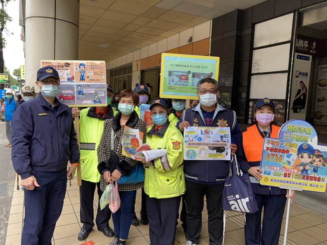 新北市永和警分局於20日出動偵查隊、派出所員警及民防、義警、義交等協勤民力，至頂溪捷運站及周邊商家，親切向民眾宣導。（永和警分局提供）