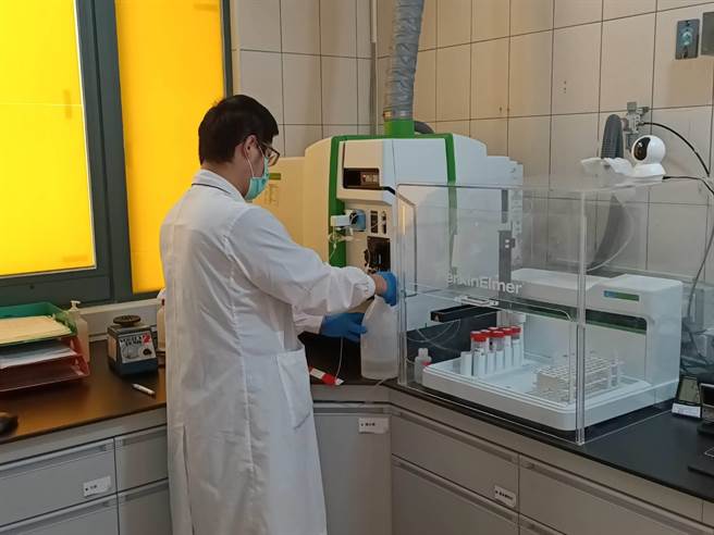 秀传医疗体系重金属检验室。（彰化秀传医院提供／吴敏菁彰化传真）