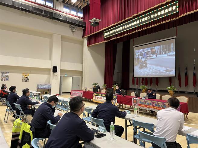 新北市蘆洲警分局警於今（21日）召開「加強重要節日安全維護」座談會。（蘆洲警分局提供）