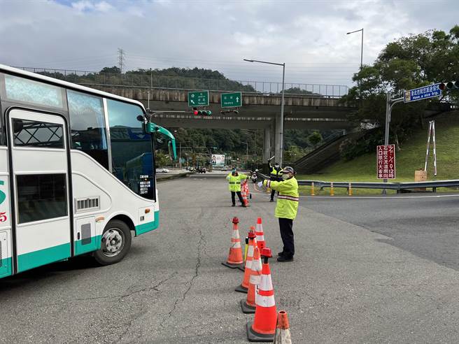 新店警分局表示，为配合交通部高速公路局的管制措施，2月1日至2月3日每日0时至12时封闭国道5号石碇、坪林交流道南向匝道。（新店警分局提供）