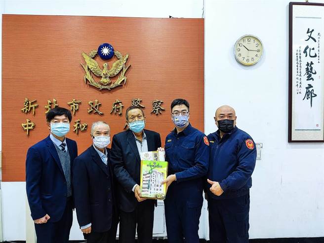 新北市中和地区农会慰问中和警分局全体员警。（中和警分局提供）