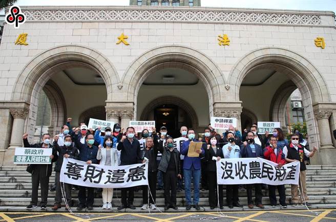 国民党立院党团总召费鸿泰（前右六）率领党团立委以及自救会成员在司法院前召开记者会批评农水法违宪，将提释宪案。本报资料照片