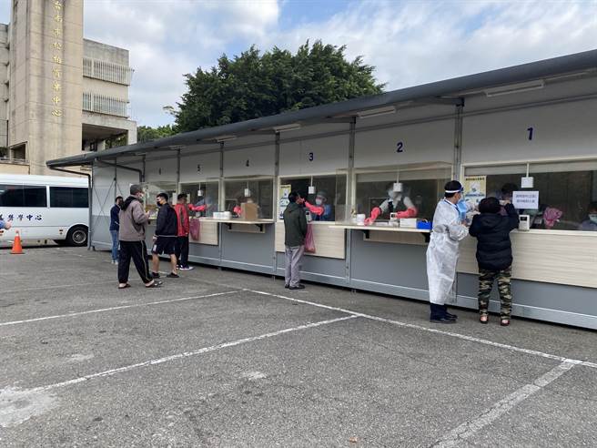 台南市衛生局今明2天於南區松柏育樂中心設採檢站，今天下午2小時內有168人採檢。（曹婷婷攝）