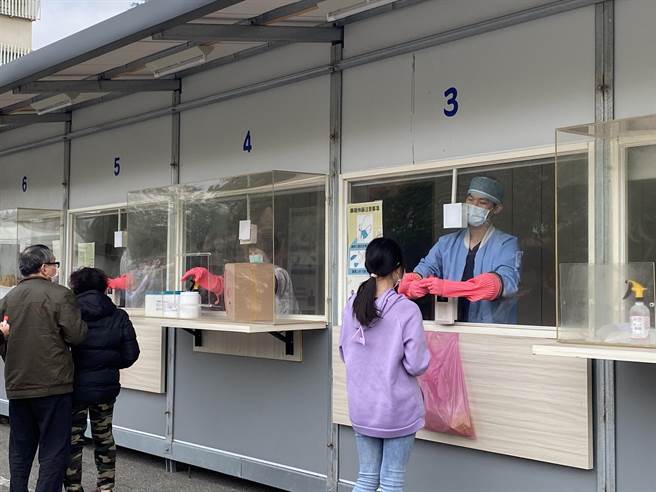 台南市衛生局今明2天於南區松柏育樂中心設採檢站，今天下午2小時內有168人採檢。（曹婷婷攝）