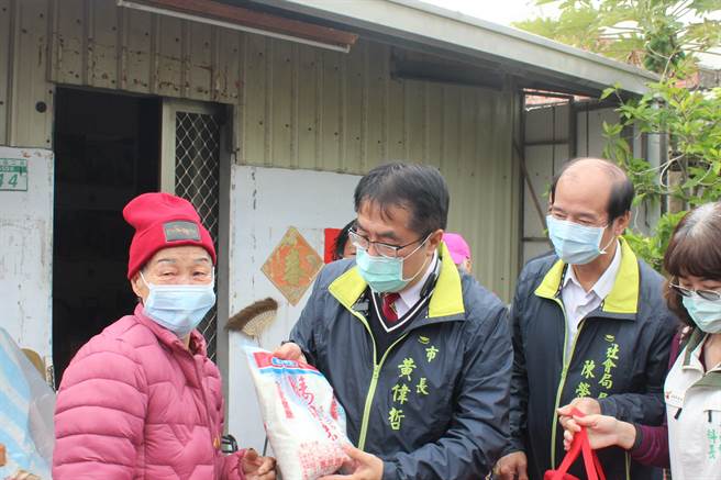 台南市长黄伟哲送一批高檔饭店年菜给鹿耳社区独居长辈。（鹿耳社区提供／程炳璋台南传真）