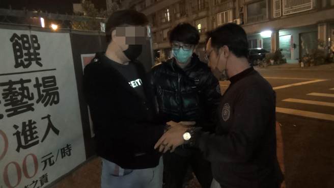 专案小组趁林鸿返家下车之际，上前将他逮捕。（民眾提供／王文吉台中传真）