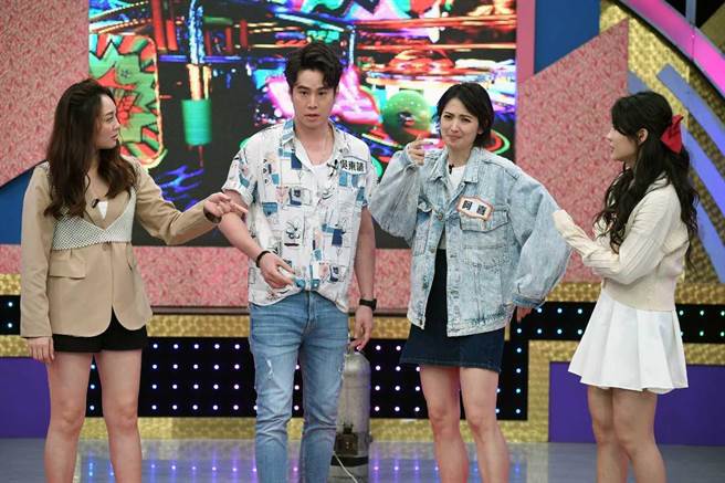 阿喜（右二）玩遊戲猜題，差點誤會被製作單位針對。（華視提供）