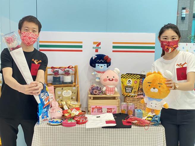 瞄准情人节商机，7-ELEVEN推出各式可爱又暖心的礼物，让消费者随时就近买来传递心意。（统一超商提供）
