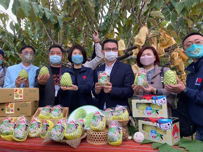 全联总经理蔡笃昌、台东县饶庆铃同台再为凤梨释迦行销。图／李丽满