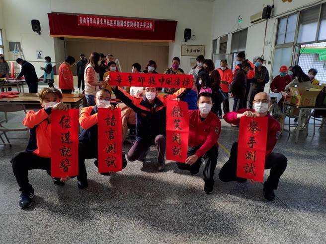 東原消防分隊也特別請書法老師把辛辛那提中風測試指標寫成春聯。（東原消防分隊提供／劉秀芬台南傳真）