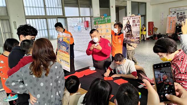 東原消防分隊於老人活動中心推出送春聯及防災宣導活動。（東原消防分隊提供／劉秀芬台南傳真）