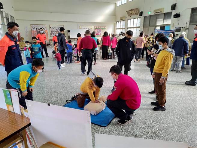 東原消防分隊於老人活動中心推出送春聯及防災宣導活動，不少放寒假的小朋友也來學防災知識。（東原消防分隊提供／劉秀芬台南傳真）