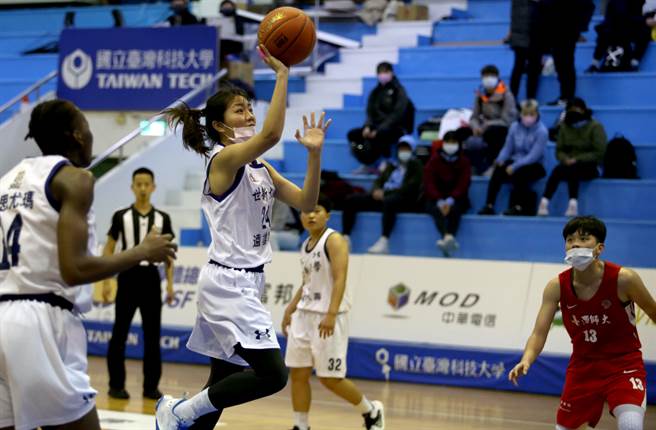 世新大学杨淑琄（中）第4节在队友掩护下骑马射箭砍进两分。（李弘斌摄）