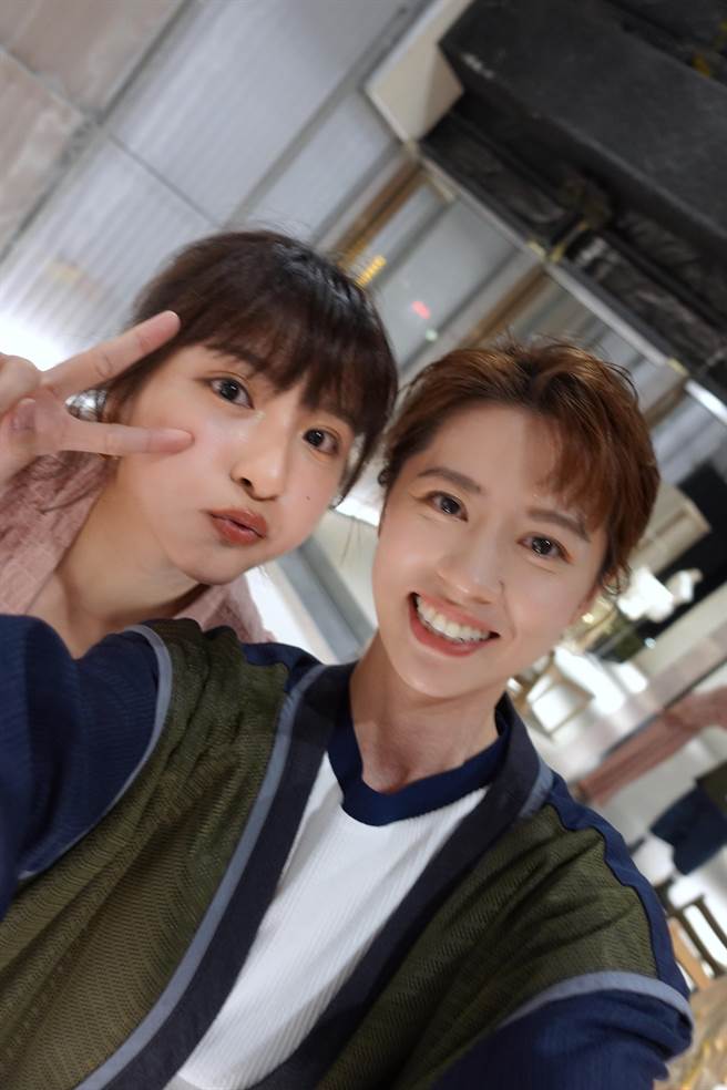 峮峮（左）的写真书由林予晞掌镜。（波丽佳音提供）