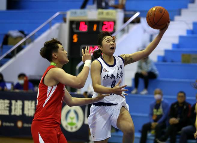 世新大学后卫李吟娸（右）对台湾师大快攻左手上篮得分。（李弘斌摄）