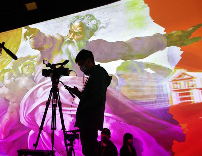 内容以数位艺术科技展示文艺復兴时期24位大师200多幅鉅作，极尽声光之美。（季志翔摄）