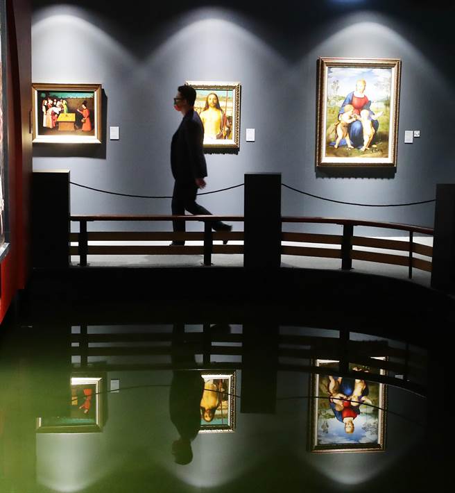 展场内展出文艺復兴时期艺术画作，以高解析度、高亮度液晶显示器展示，栩栩如生呈现名画色泽及笔触，营造先进显示技术与经典艺术结合的崭新体验。（季志翔摄）