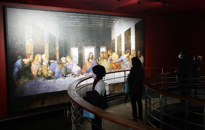 展场内展出文艺復兴时期，人和现实世界受到关注，即使表现宗教色彩的主题，也已注入以人为宇宙灵魂中心的精神。（季志翔摄）