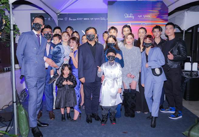 由文化部次长李连权先生领军，一眾艺人与小童星成功完成猫空时尚大秀。（LAX提供）