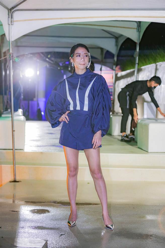 陈妤大露美腿，成功博得镁光灯关注。（LAX提供）