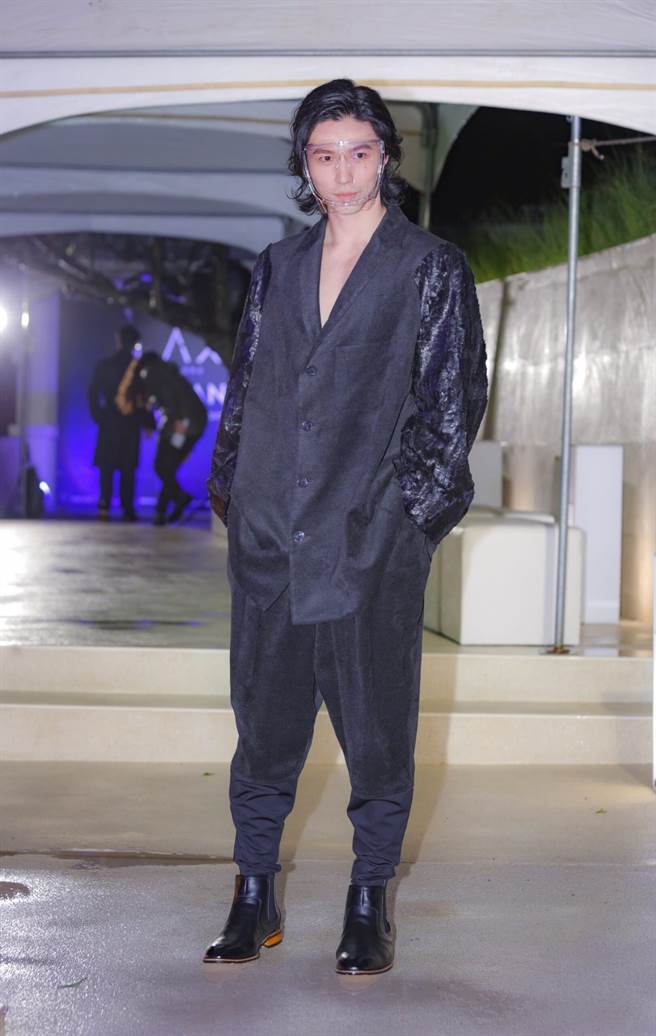 林禹以一身全黑造型现身时装秀，博得不少关注。（LAX提供）